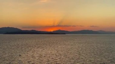 Puntarenas 'ta gün batımı, Kosta Rika, Pasifik Sahili. Puntarenas, Kosta Rika Körfezi 'nde bir liman kasabasıdır. San Lucas Adası (San Lucas Adası) ufukta. 
