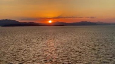 Puntarenas 'ta gün batımı, Kosta Rika, Pasifik Sahili. Puntarenas, Kosta Rika Körfezi 'nde bir liman kasabasıdır. San Lucas Adası (San Lucas Adası) ufukta. 