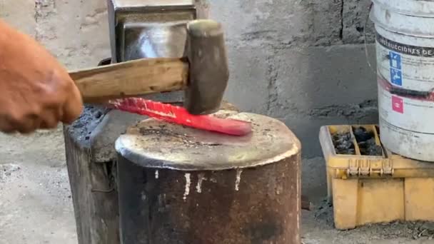 대장장이 망치로 위에서 만드는 강철이다 금속은 연장으로 수있을 만큼연하게 스미스는 — 비디오