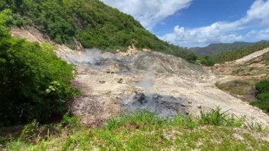 Qualibou ya da Soufrire Volkanik Merkezi, Saint Lucia adasındaki kaldera. Sülfür Pınarları aktif jeotermal alan kalderanın merkezinde yer alıyor. Karayipler 'in tek açık hava volkanı.. 