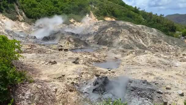 在圣卢西亚的卡尔德拉岛上 Qualibou 或苏弗瑞尔火山中心 硫磺泉活跃的地热区位于火山口的中心 加勒比唯一的驾车进港火山 — 图库视频影像