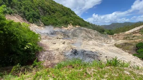 在圣卢西亚的卡尔德拉岛上 Qualibou 或苏弗瑞尔火山中心 硫磺泉活跃的地热区位于火山口的中心 加勒比唯一的驾车进港火山 — 图库视频影像