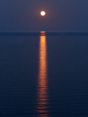 Denizin üzerinde güzel bir gün batımı