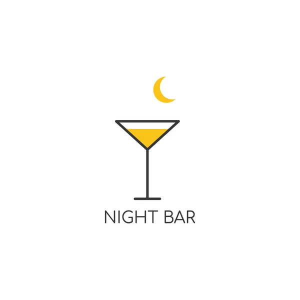 酒精标志 餐馆的标志 一杯马提尼酒 白底上有黄色液体 月牙上有 矢量图解符号 — 图库矢量图片