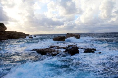 Fırtınalı denizde ve kayalar