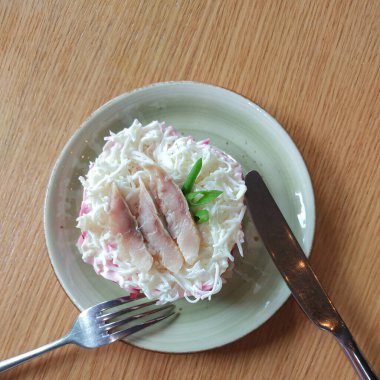 Geleneksel Rus salatası 