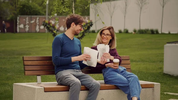 Bell Uomo Porta Pranzo Collega Seduto Una Panchina Nel Parco — Foto Stock