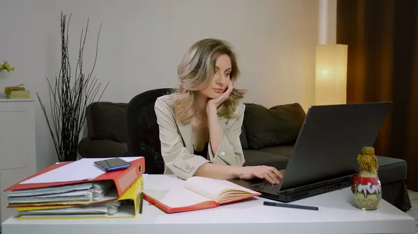 Mulher Negócios Caucasiana Adormecendo Mesa Sentada Mesa Com Laptop Freelancer — Fotografia de Stock