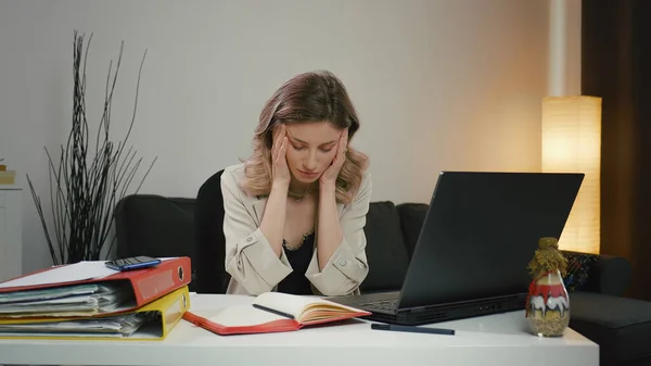 Mulher Cansada Oprimida Pelo Trabalho Laptop Tem Dor Cabeça Severa — Fotografia de Stock