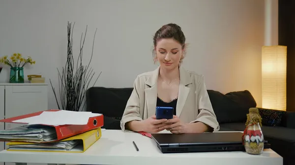 Mulher Usando Smartphone Depois Dia Trabalho Bem Sucedido Converse Com — Fotografia de Stock