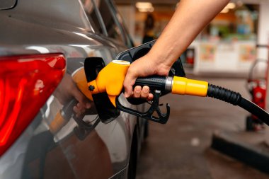 El Adam istasyonda yakıt doldurup depoyu dolduruyor. Depoda doldurulması gereken bir silah benzini var. Benzin istasyonunda benzin dolduruyorum. Otomobili benzinle ya da mazotla doldurmak. Yakıt işi