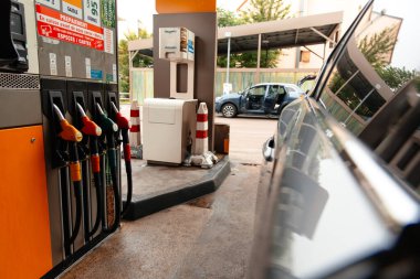 Benzin istasyonunda yakıt pompaları, benzin deposu..