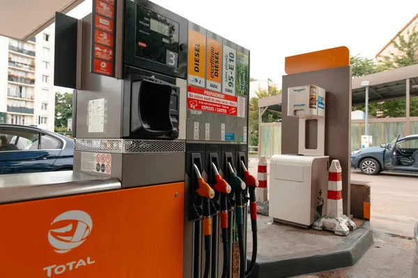 Pompe Benzina Presso Stazione Servizio Rosso Giallo Colorato Carburante — Foto Stock