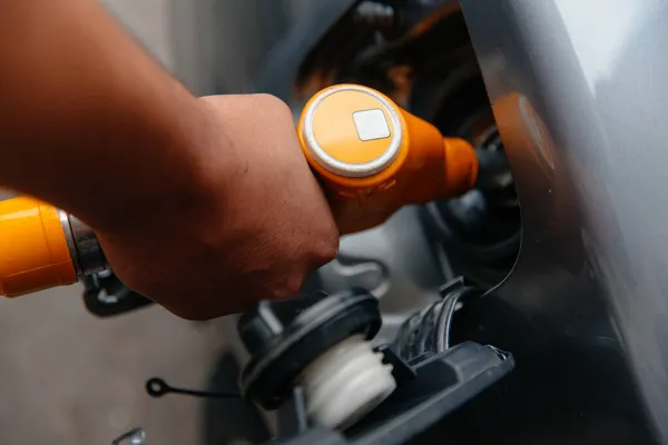 Care Umple Benzină Pompa Deţinere Maşinii Închidere Masina Alimentare Mână — Fotografie, imagine de stoc