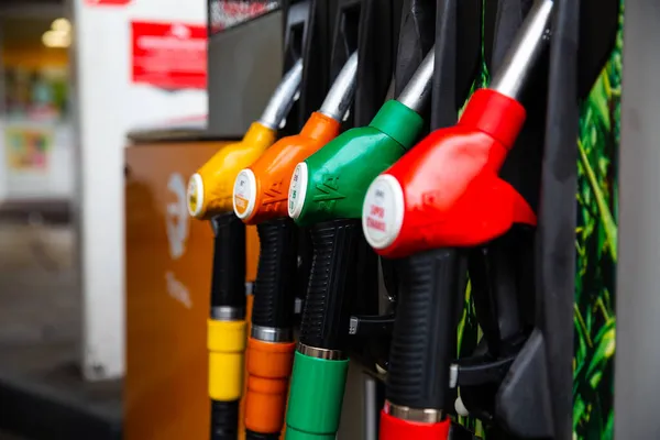 Benzin Deposundaki Yakıt Hortumunu Benzin Mazotla Kapat Mavi Yeşil Kırmızı — Stok fotoğraf