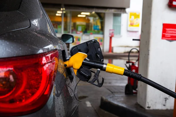 Pompowanie Paliwa Samochodzie Stacji Benzynowej Samochody Zatankowane Benzyną Lub Olejem — Zdjęcie stockowe