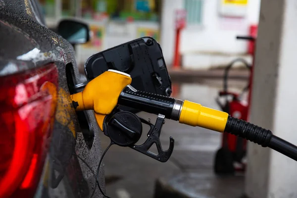 Pompowanie Paliwa Samochodzie Stacji Benzynowej Zatankowanie Samochodu Benzyną Lub Olejem — Zdjęcie stockowe