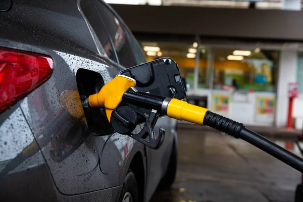 Samochód Tankuje Stacji Benzynowej Zatankowanie Samochodu Benzyną Lub Olejem Napędowym — Zdjęcie stockowe