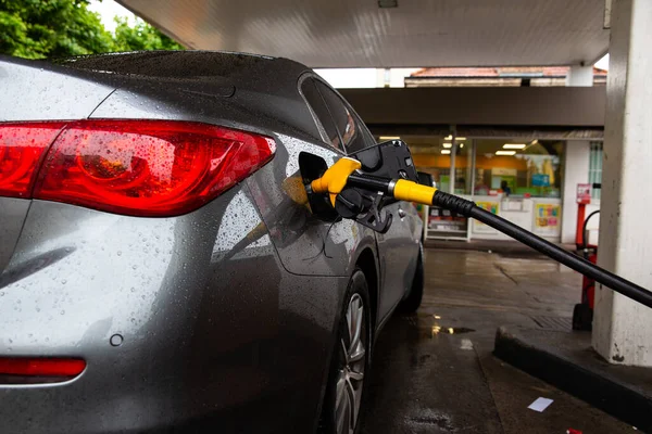 Samochód Tankuje Paliwo Stacji Benzynowej Serwis Napełnia Zbiornik Gazem Lub — Zdjęcie stockowe