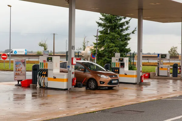 Benzin istasyonunda yakıt ikmali. Otomobili benzinle ya da mazotla doldurmak. Yakıt işi