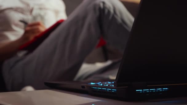 Mulher Trabalhando Casa Horas Extras Laptop Faz Anotações Trabalho Noite — Vídeo de Stock
