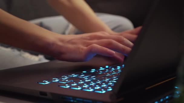 Mãos Femininas Digitando Teclado Notebook Laptop Sentar Casa Escritório Trabalhando — Vídeo de Stock