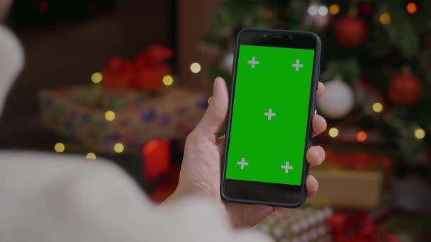 Close Shot Smartphone Modello Schermo Verde Mani Femminili Interni Natale — Video Stock