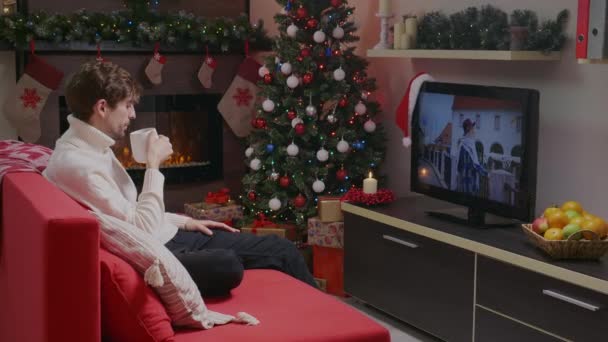 Uomo Caucasico Seduto Divano Guardare Casa Durante Vacanze Natale Gli — Video Stock
