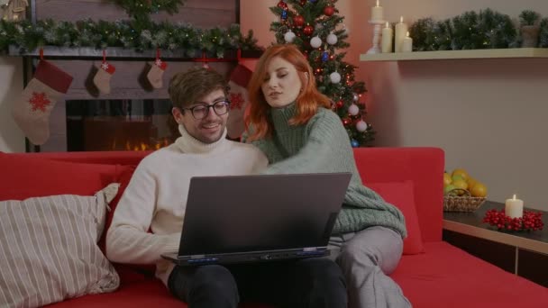 Casal Feliz Escolher Presentes Line Internet Compras Online Natal Presentes — Vídeo de Stock