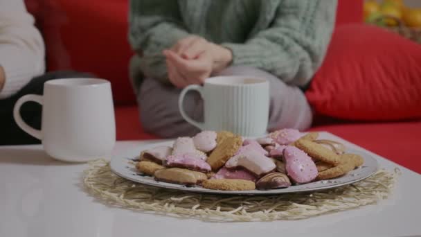 恋人のカップルは 冬のクリスマスの新年の休日をお楽しみください クッキーと一緒にお茶を飲む美しい時間を過ごす 幸せな若い家族の概念 クリスマス — ストック動画