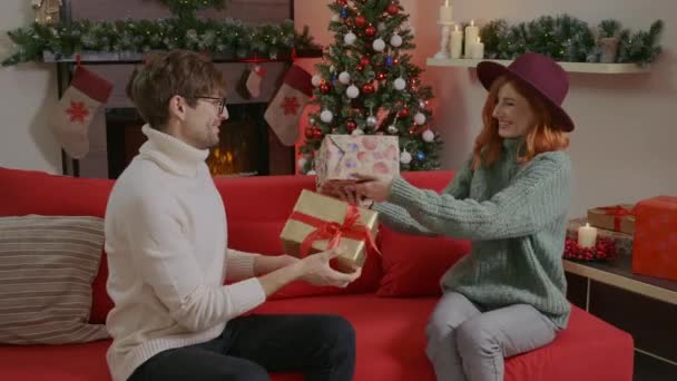 Heerlijk Stel Dat Elkaar Kerstcadeaus Geeft Concept Van Vakantie Romantiek — Stockvideo