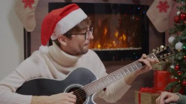 Mutlu çift tatil akşamı Xmas ağacının yanında Noel ışıkları ile eğlenmek