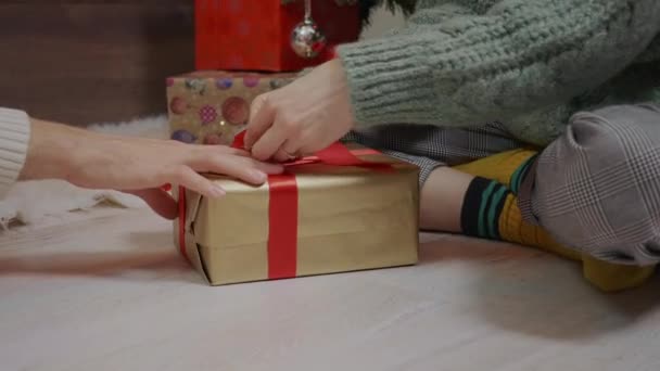 Счастливая Пара Обертывает Рождественские Подарочные Коробки Семьи Друзей Подарки Елкой — стоковое видео