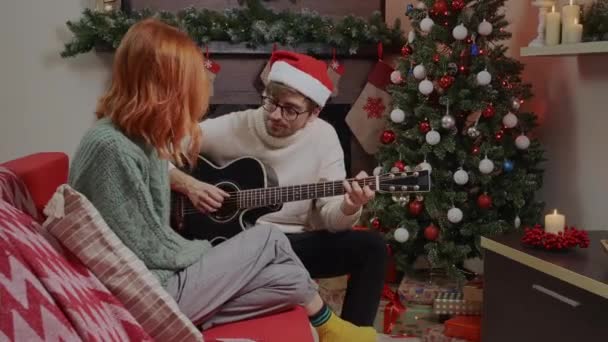 Νεαρό Ευτυχισμένο Δραστήριο Οικογενειακό Ζευγάρι Τραγουδά Γελώντας Μαζί Χριστουγεννιάτικες Διακοπές — Αρχείο Βίντεο