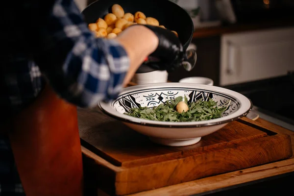 Taze Arugula ve patates salatası. Sağlıklı Gıda Vejetaryen Konsepti. Kapat..