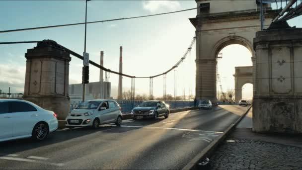 汽车在桥上行驶 时间随着巴黎的城市交通而流逝 城市景观在繁忙时间交通下午 公路交通 — 图库视频影像