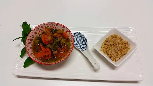 Kahveli sebze çorbası ve kahverengi pirinç ağacı.