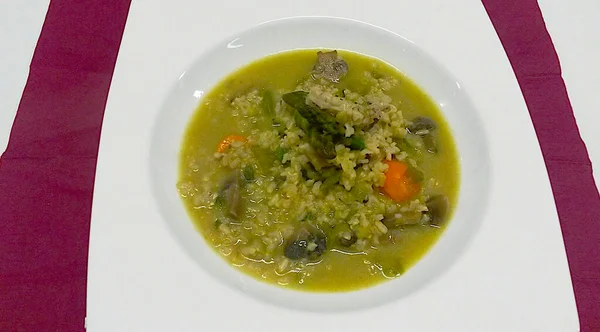 Ton balıklı güzel kokulu pirinç çorbası.