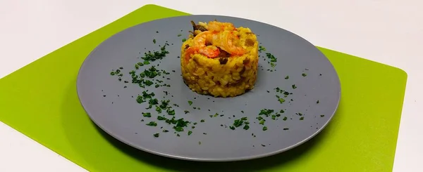 Soya soslu ve sopalı doğu usulü ravioli.