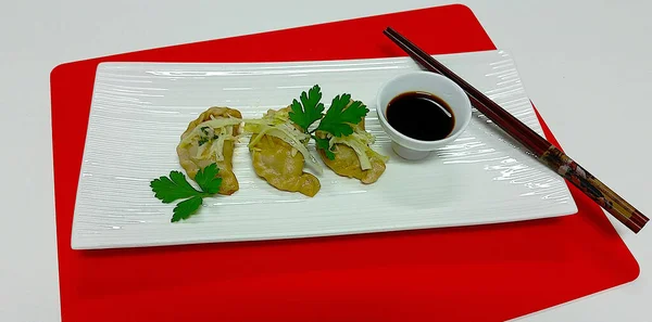 Körili karides ve enginar kinoası.