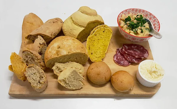 İtalyan salamlı ve tavuklu çeşitli ekmekler.