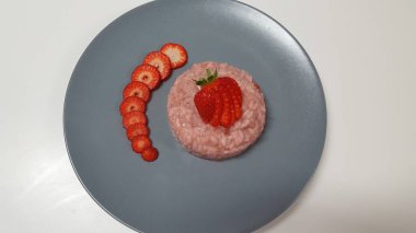 Çilekli risotto ve passito şarabı.