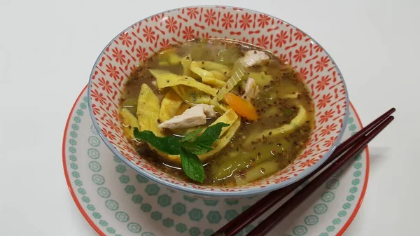 Chitake mantarlı erişte çorbası ve tavuk nugget.