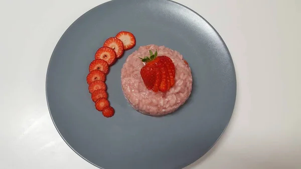 Çilekli risotto ve passito şarabı.