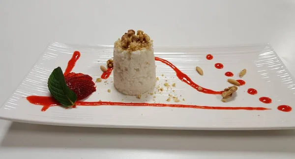 Çilekli ve fındıklı hindistan cevizli pilav.