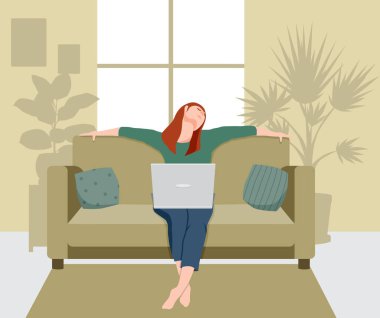 Kız kanepede oturuyor. Dizüstü bilgisayar dizlerinin üstünde. Genç bir kadın dinleniyor. Arka planda saksı çiçeklerinin pencere ve siluetleri var. Düz biçimli vektör illüstrasyonu.