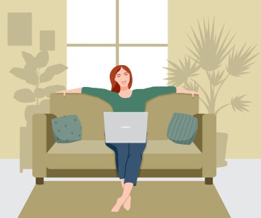 Gülümseyen bir kız kucağında dizüstü bilgisayarla kanepede dinlenir. Genç bir kadın dinleniyor. Arka planda saksı çiçeklerinin pencere ve siluetleri var. Düz biçimli vektör illüstrasyonu.