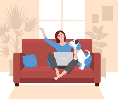 Mutlu genç bir kadın dizüstü bilgisayarla kanepede oturuyor ve köpeğine sarılıyor. Kız seviniyor. Arka planda saksı çiçeklerinin pencere ve siluetleri var. Düz biçimli vektör illüstrasyonu.