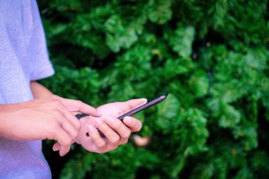 Elinde yılbaşı ağacı geçmişi olan akıllı telefon tutan adam, teknoloji konsepti..