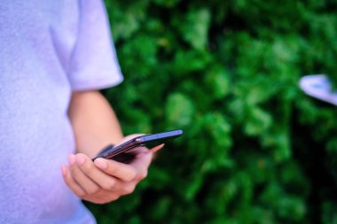 Elinde yılbaşı ağacı geçmişi olan akıllı telefon tutan adam, teknoloji konsepti..